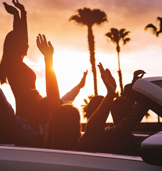 Amis heureux en voiture