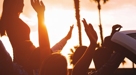 Amis heureux en voiture