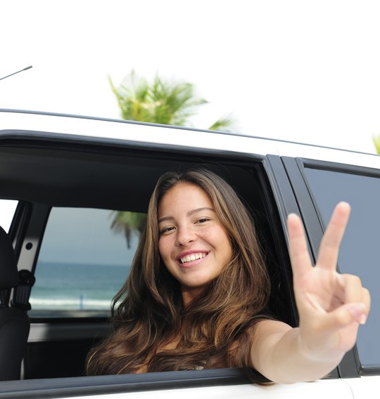 Fille souriante en voiture