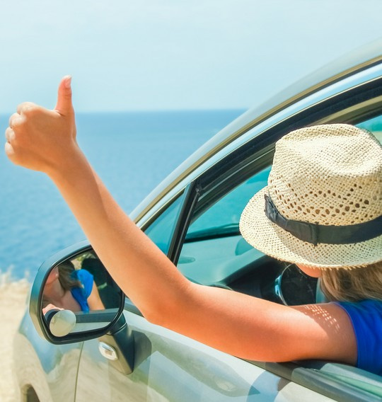 Fille voiture pouce en l'air
