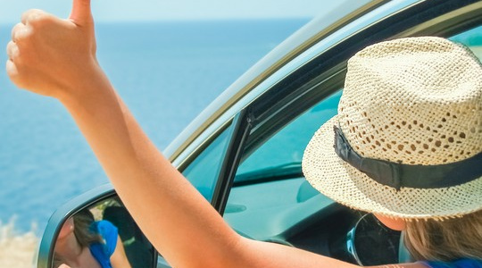 Fille voiture pouce en l'air