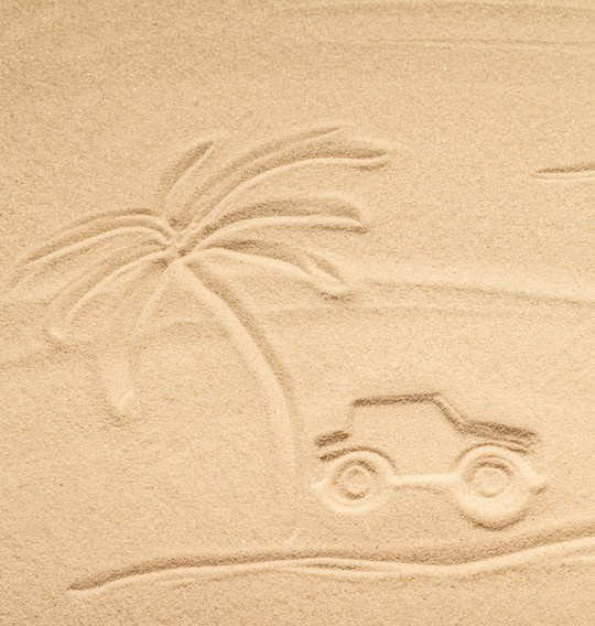 Voiture cocotier dessinés sur le sable