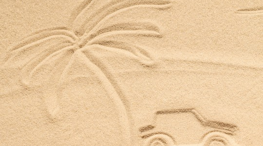 Voiture cocotier dessinés sur le sable